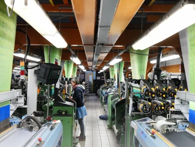 Il distretto tessile di Prato escluso dal Decreto bollette. Furfaro (Pd): «Dove sono le parlamentari del centrodestra?»