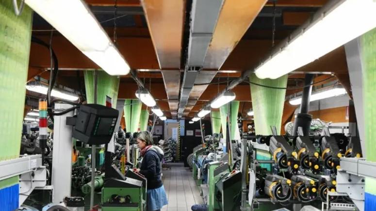 Il distretto tessile di Prato escluso dal Decreto bollette. Furfaro (Pd): «Dove sono le parlamentari del centrodestra?»