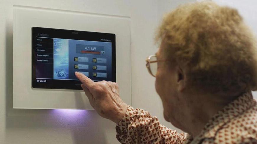 Lucca, monitoraggio in casa 24 ore su 24 per anziani non autosufficienti