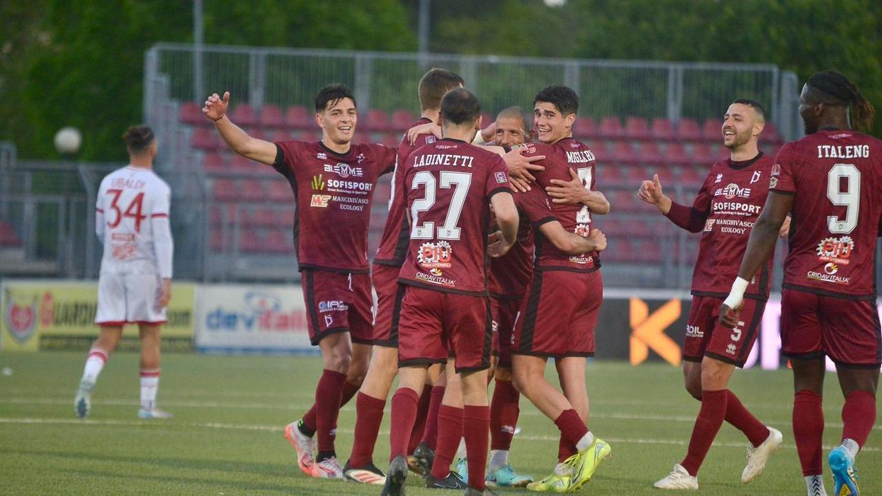 Il Pontedera festeggia un gol (foto Stick)