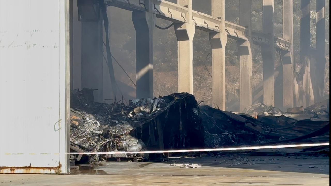 
	L'interno del cantiere dopo il rogo (foto Vanna Sanna)

