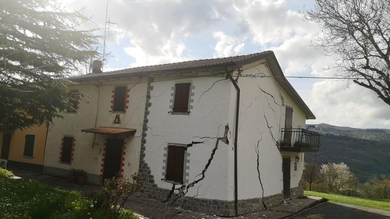 Una delle case colpite dalla frana a Palagano