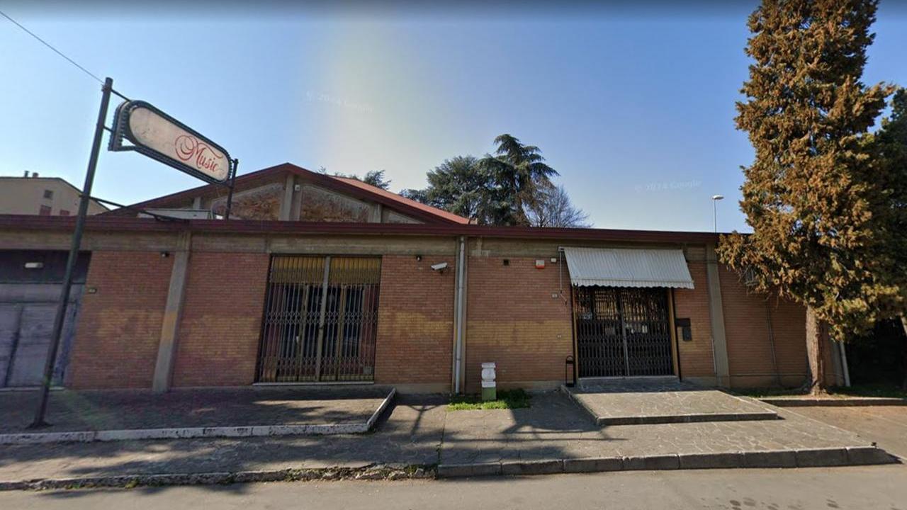 Aggrediti a bottigliate da un cliente ubriaco