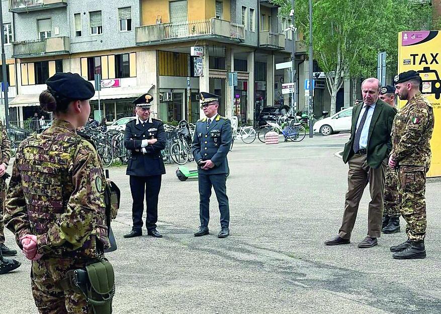 Esercito in stazione: «In sette giorni identificate 40 persone. I reggiani apprezzano la presenza dei militari»