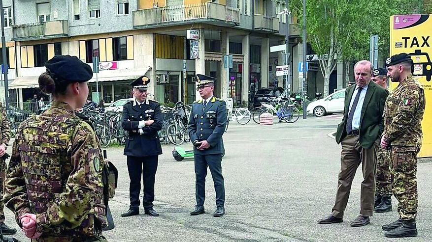 Esercito in stazione: «In sette giorni identificate 40 persone. I reggiani apprezzano la presenza dei militari»