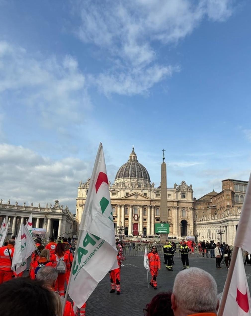 
	I volontari di Anpas davanti alla Basilica di San Pietro per il Giubileo della Protezione Civile (foto di Anpas ER)

