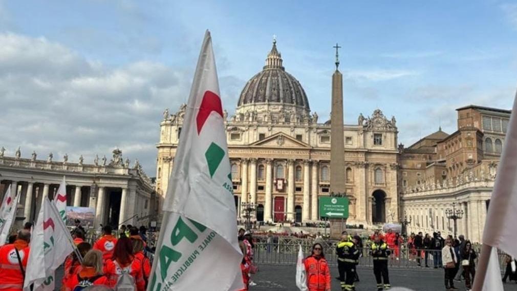 I volontari di Anpas davanti alla Basilica di San Pietro per il Giubileo della Protezione Civile (foto di Anpas ER)