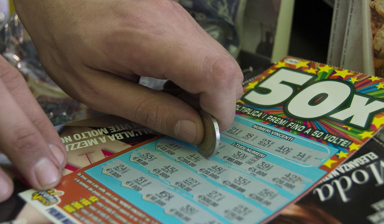 Compra gratta e vinci con carte di credito rubate: arrestato