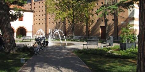 Danni agli arredi urbani in piazza a Portomaggiore. I vandali sono tutti minorenni