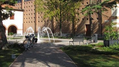Danni agli arredi urbani in piazza a Portomaggiore. I vandali sono tutti minorenni