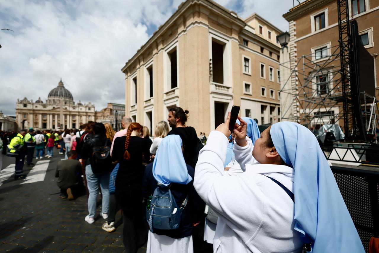 In 50mila hanno già reso omaggio alla salma di papa Francesco. Il 25 aprile la chiusura della bara