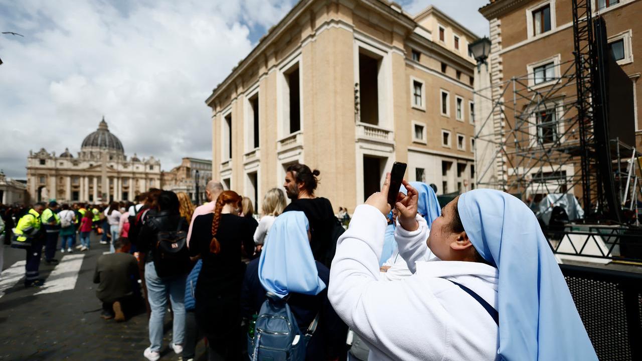 In 50mila hanno già reso omaggio alla salma di papa Francesco. Il 25 aprile la chiusura della bara