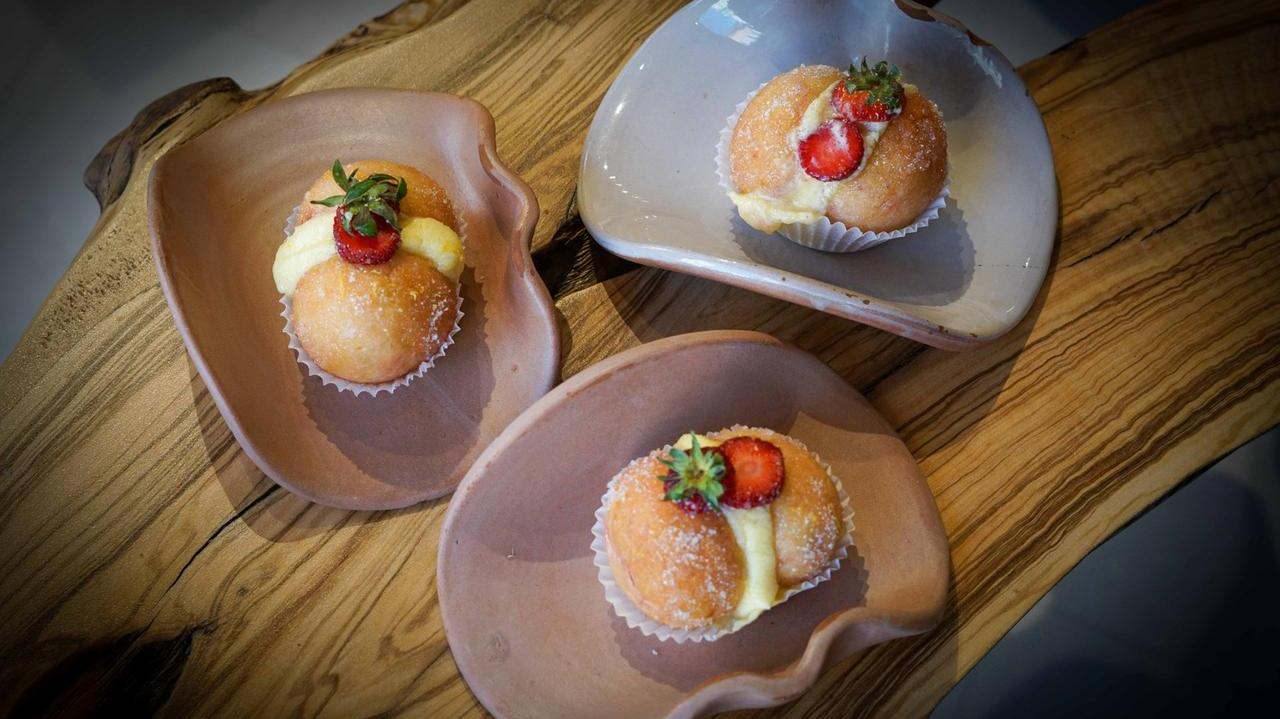 La pesca ripiena di crema arricchita dalla fragola