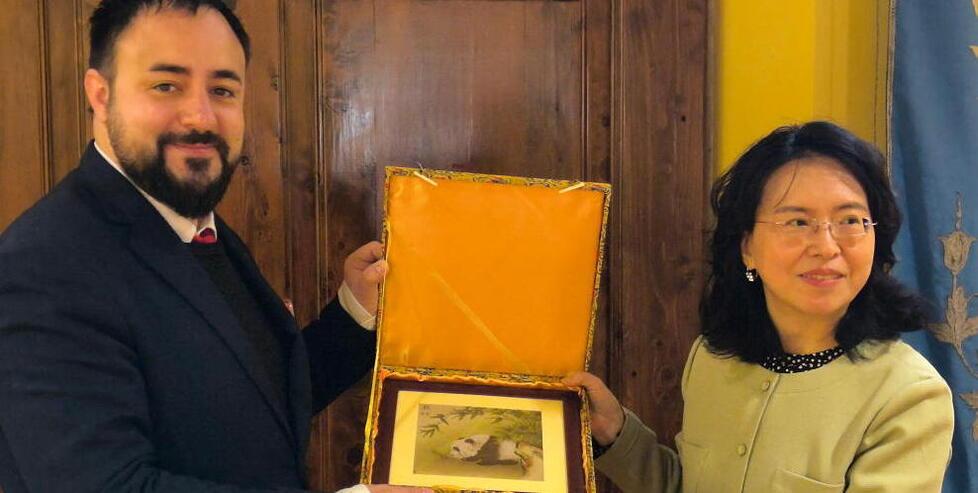 
	La console ha promesso collaborazione per risolvere l&rsquo;annoso problema dei sacchi neri sparsi nelle campagne

