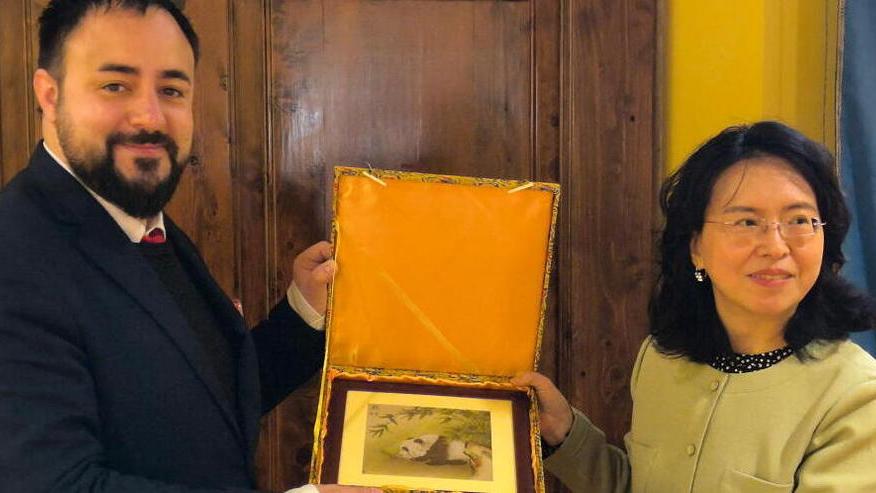 La console ha promesso collaborazione per risolvere l’annoso problema dei sacchi neri sparsi nelle campagne