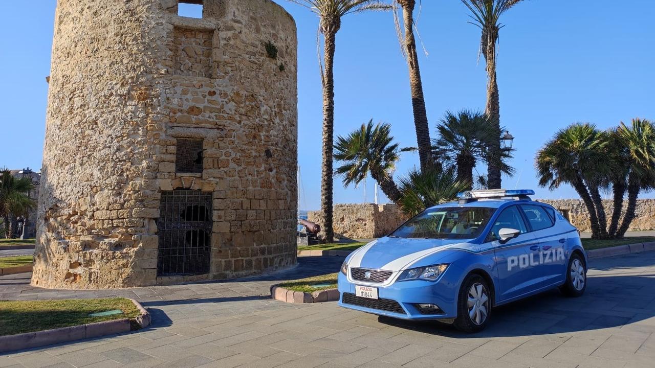 Scassina due auto sul lungomare, arrestato dalla polizia