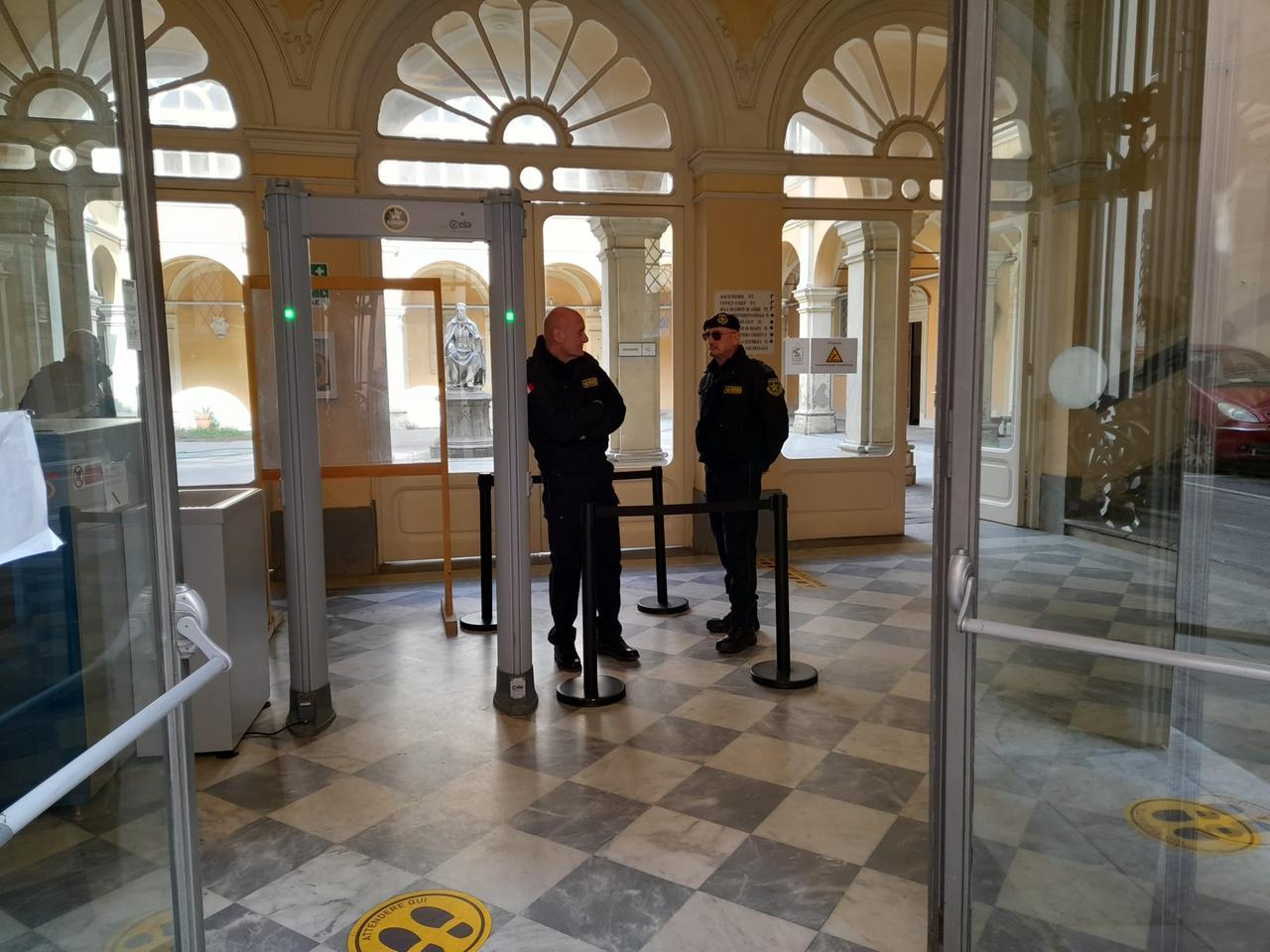 
	Due guardie giurate all&rsquo;ingresso del tribunale penale (foto d&rsquo;archivio)

