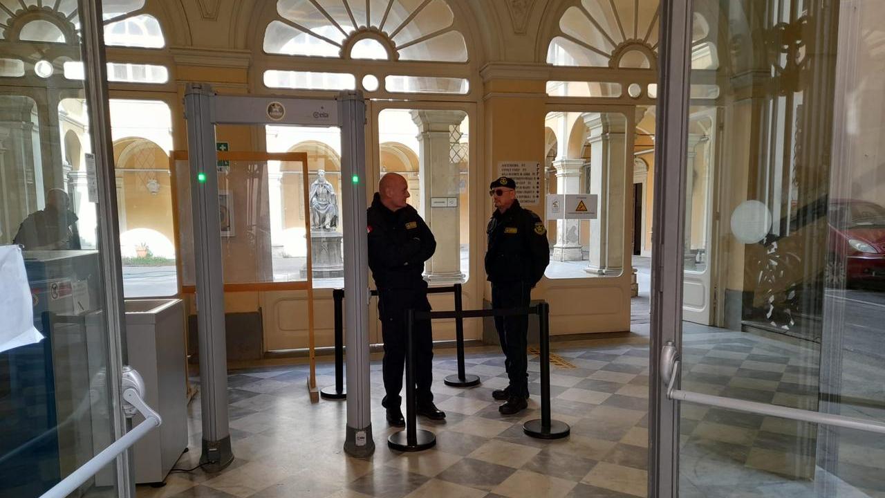 Due guardie giurate all’ingresso del tribunale penale (foto d’archivio)