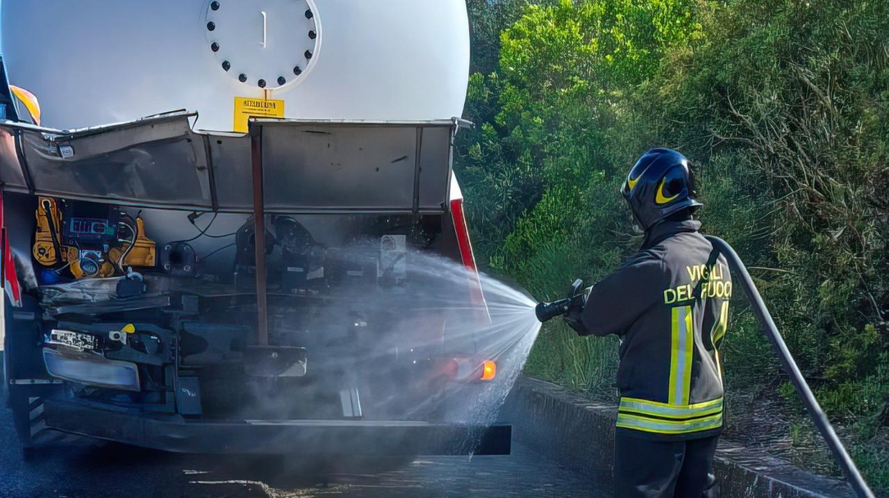 Scontro sulla 131 tra un furgone e un’autocisterna carica di gas
