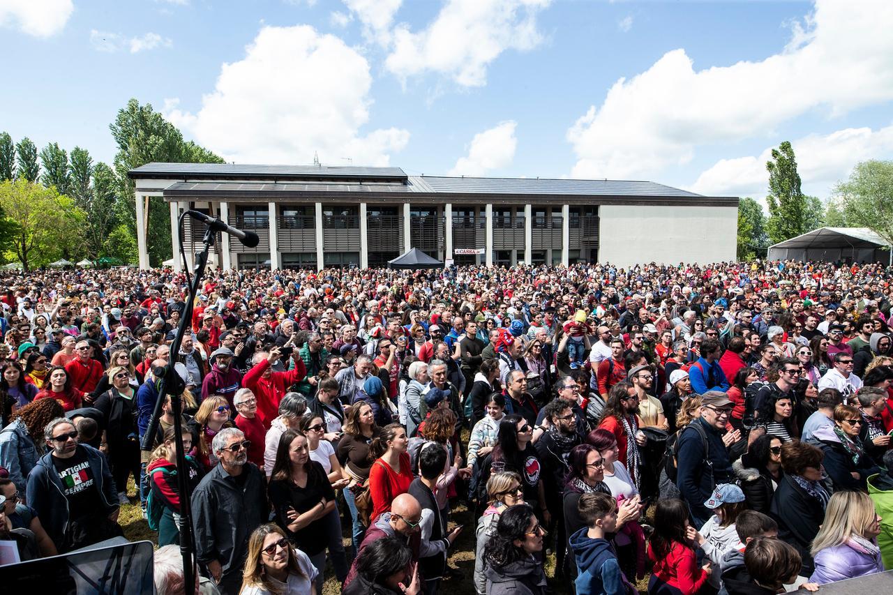 Il 25 aprile a Casa Cervi: sul palco Bandabardò, 99 Posse e Vinicio Capossela – Il programma