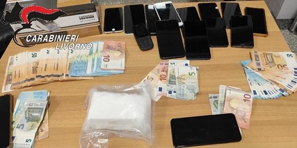 Rosignano, magazzino per lo spaccio nelle case: arrestati in tre con coca e contanti