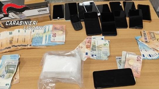 Rosignano, magazzino per lo spaccio nelle case: arrestati in tre con coca e contanti