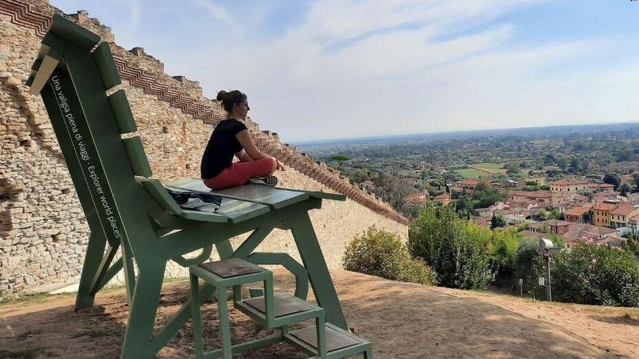 Una panchina panoramica gigante del progetto “Big bench community project” (Foto d’archivio)