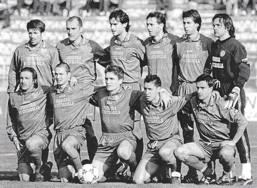 Evani, primo da sinistra in alto, con la maglia della Carrarese