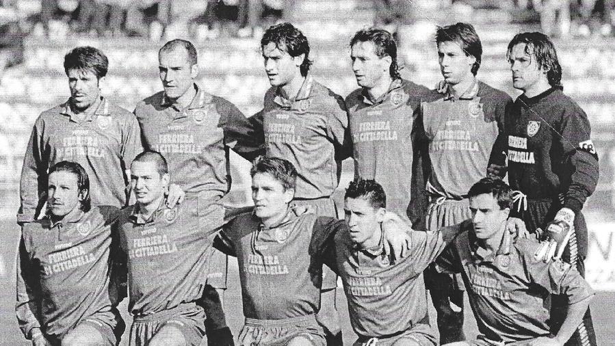 Evani, primo da sinistra in alto, con la maglia della Carrarese