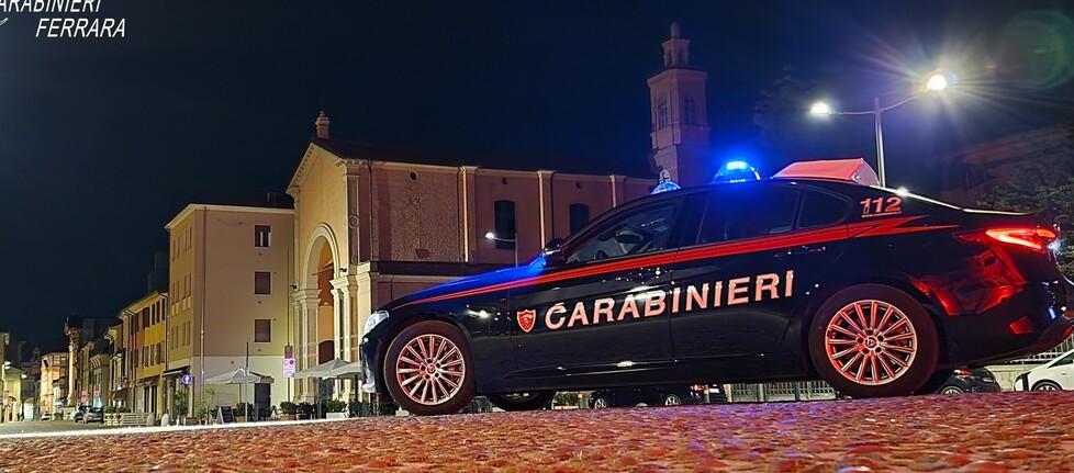 Cento, giovane armato di pistola minaccia due donne