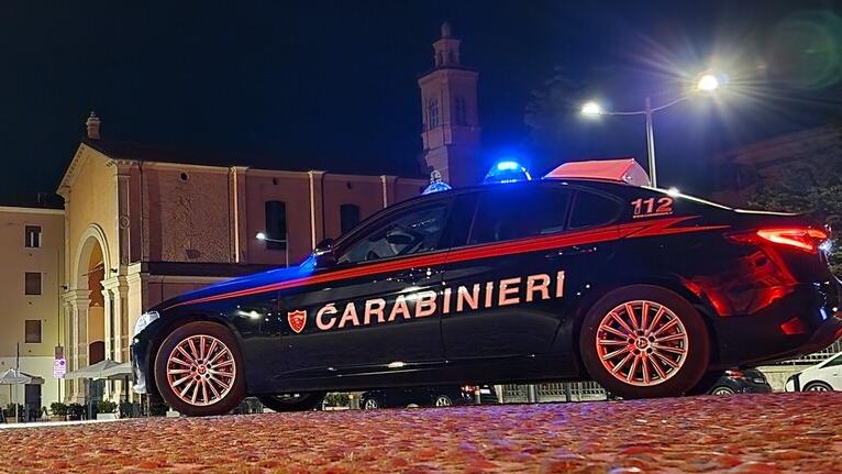 Cento, giovane armato di pistola minaccia due donne