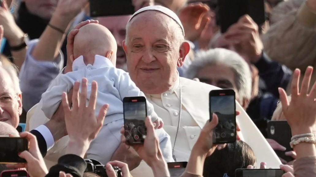Il poster del Papa in regalo con La Nuova