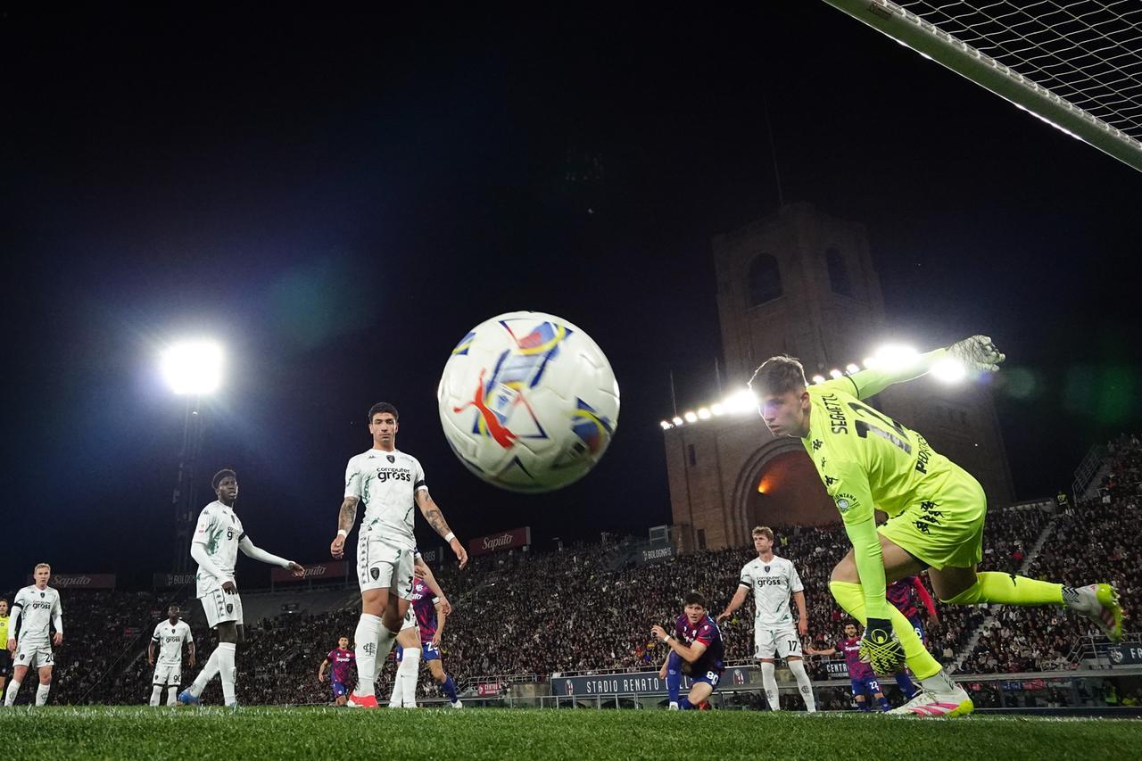 
	Seghetti non pu&ograve; nulla sul colpo di testa di Fabbian per l'1-0

