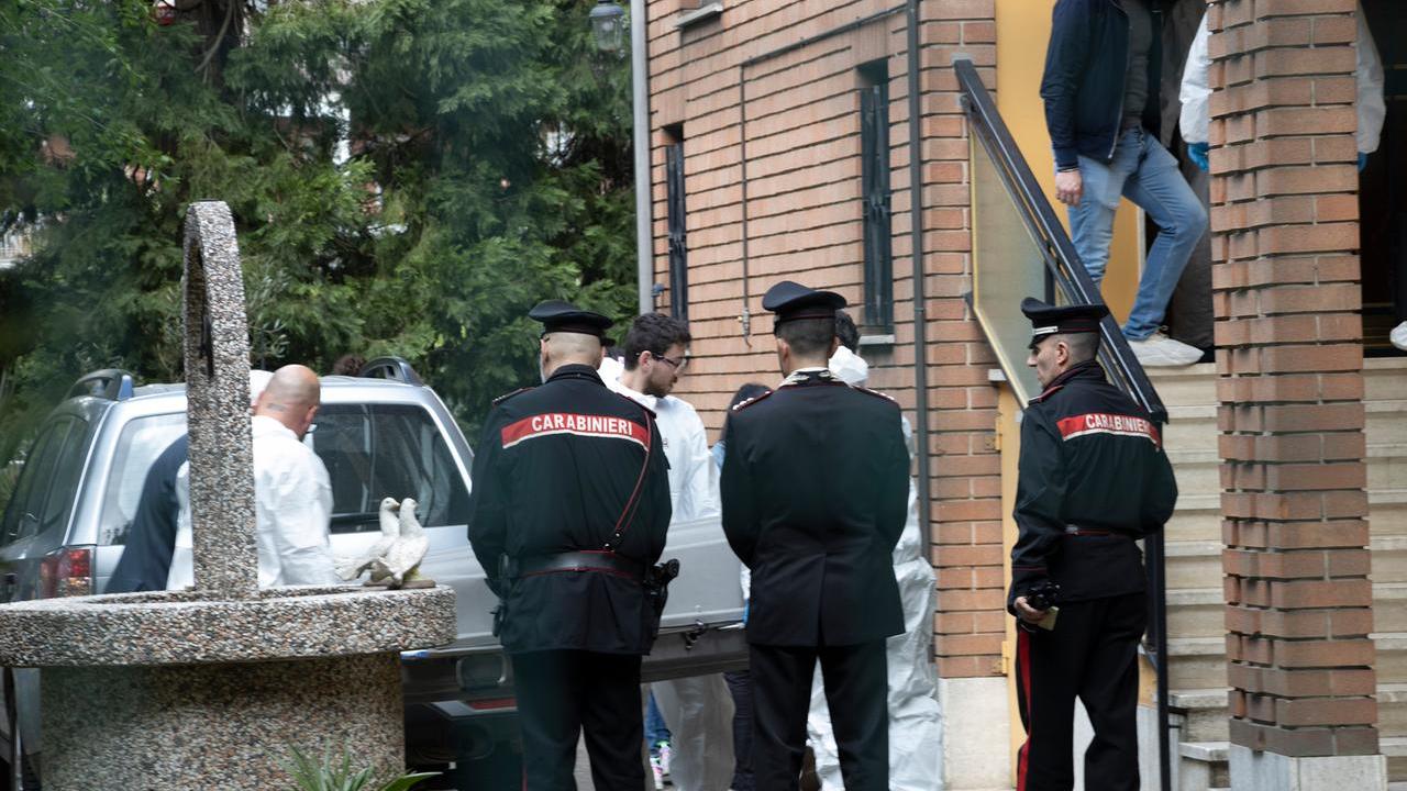 Uccide la moglie e il figlio disabile poi si toglie la vita