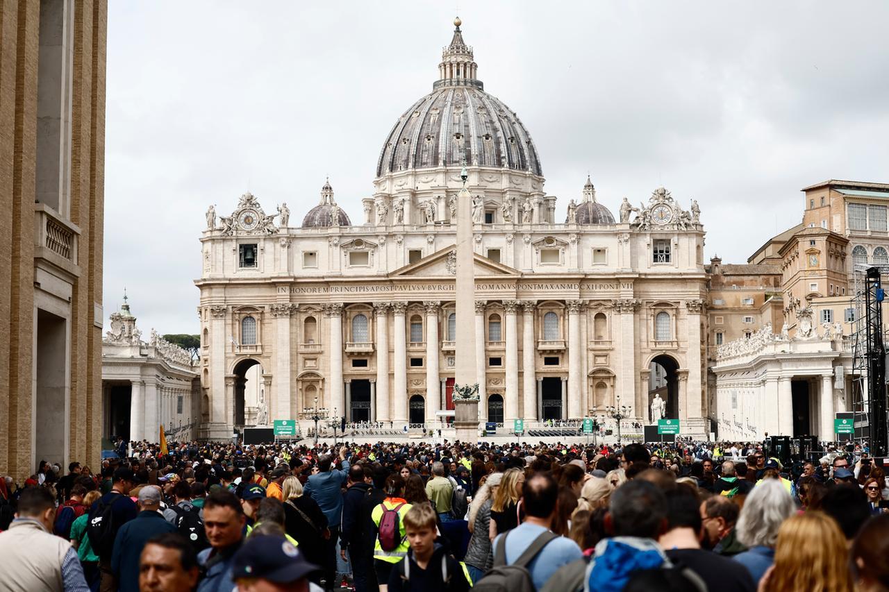 
	La lunga fila da via della Conciliazione verso la basilica di San Pietro

