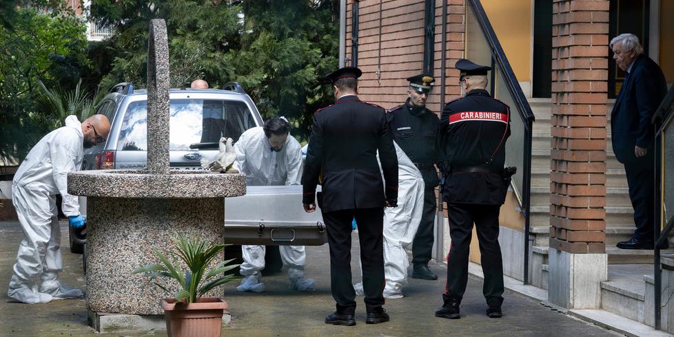 
	Le operazioni di trasferimento di una delle tre salme

