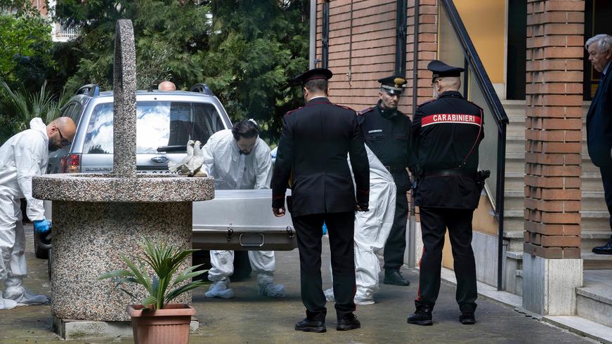 Le operazioni di trasferimento di una delle tre salme