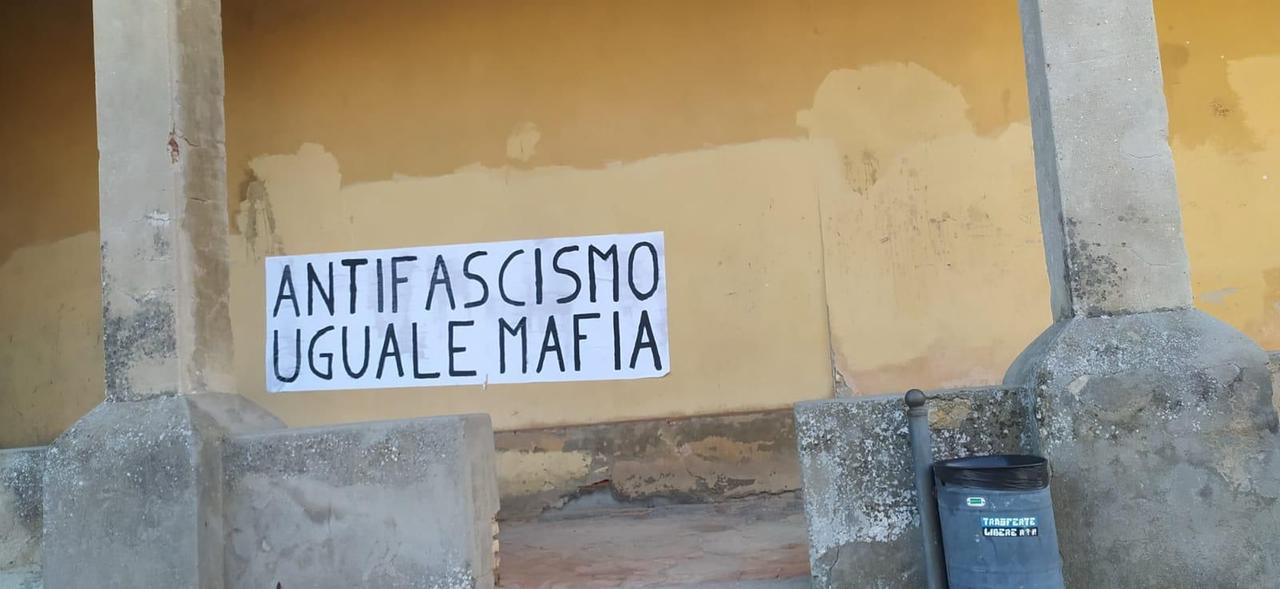 
	Lo striscione di carta

