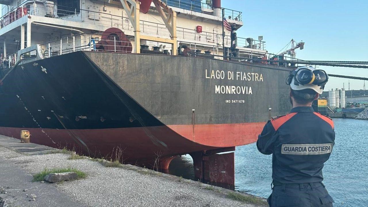 Gravi irregolarità, la guardia costiera di Livorno ferma nave da carico battente bandier a liberiana