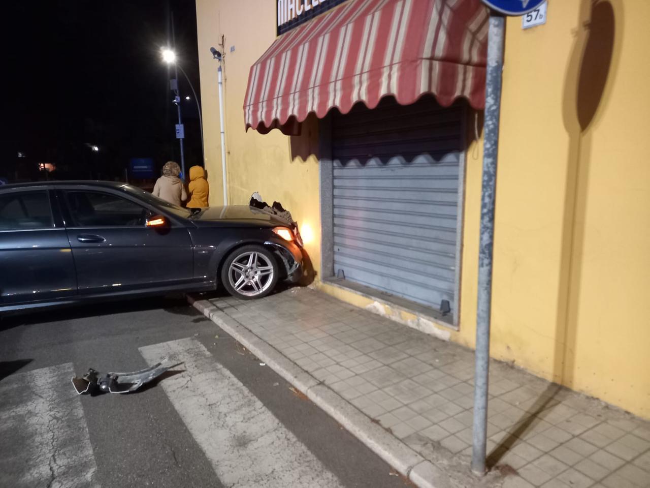 Auto si schianta contro il muro della macelleria