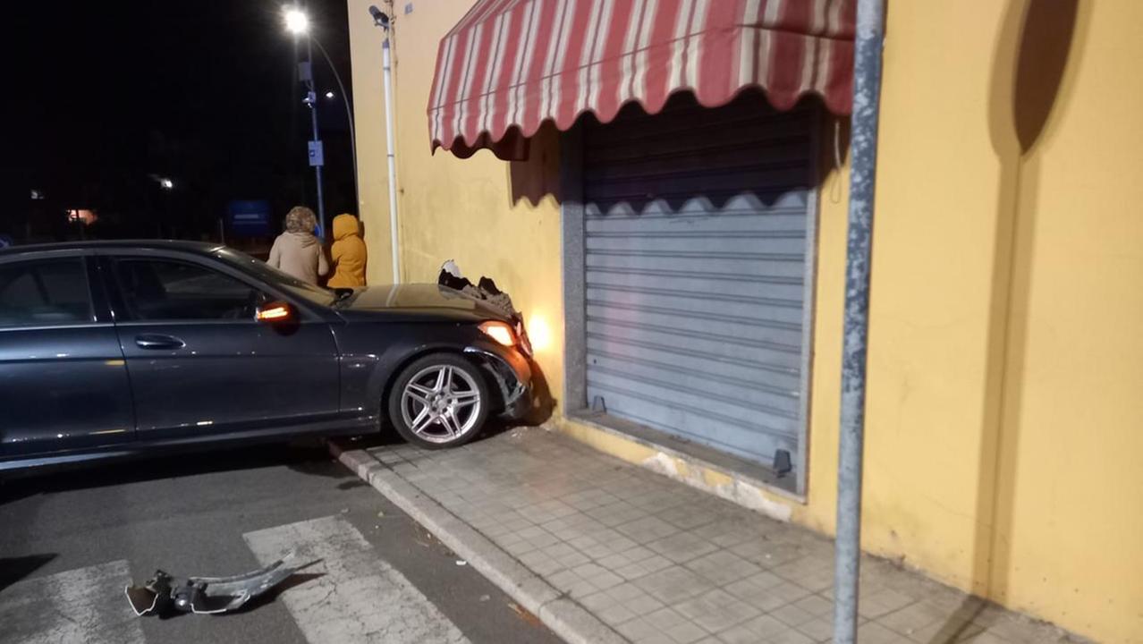 Auto si schianta contro il muro della macelleria