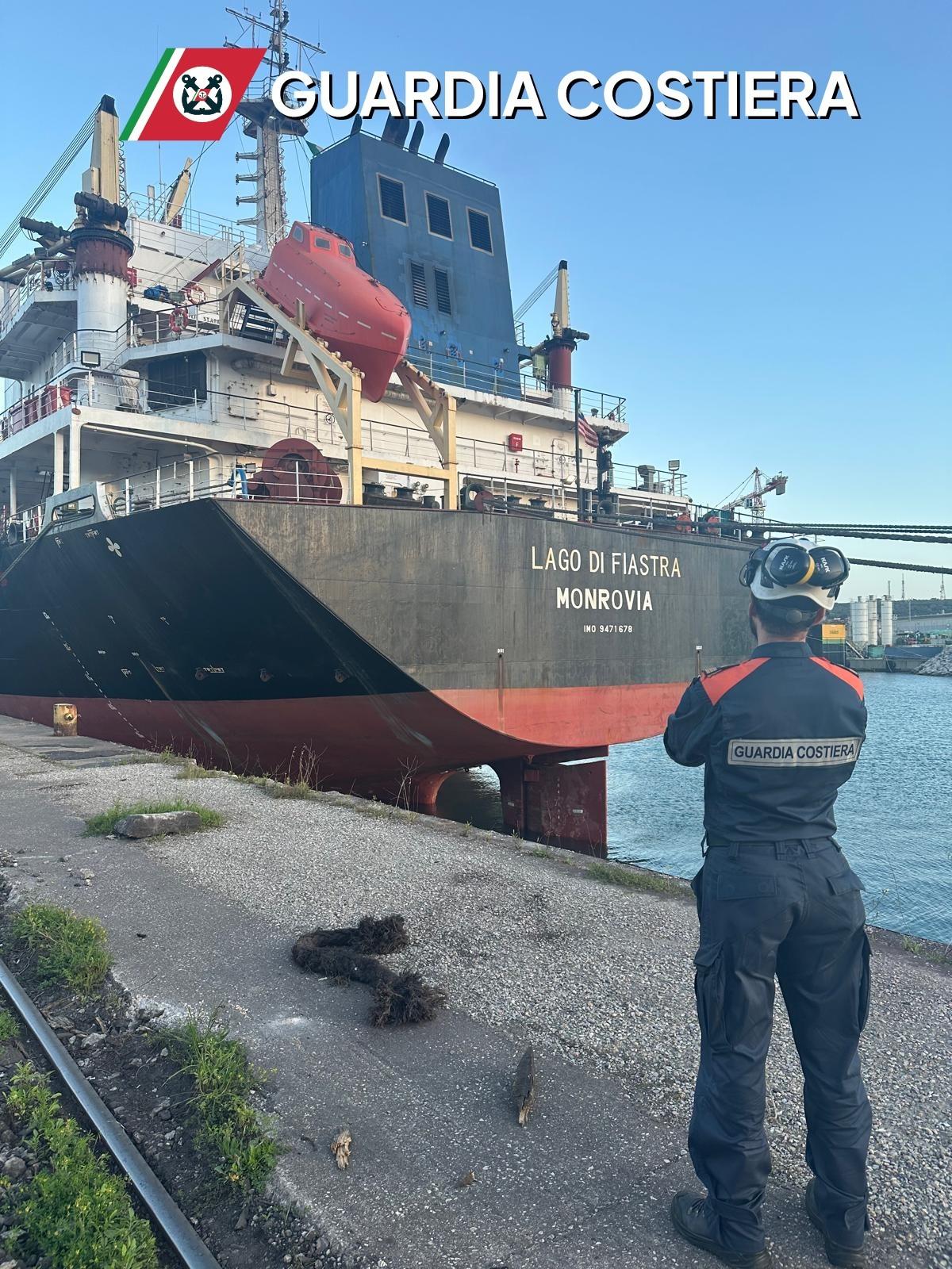 Gravi irregolarità, la Guardia costiera ferma la nave da carico