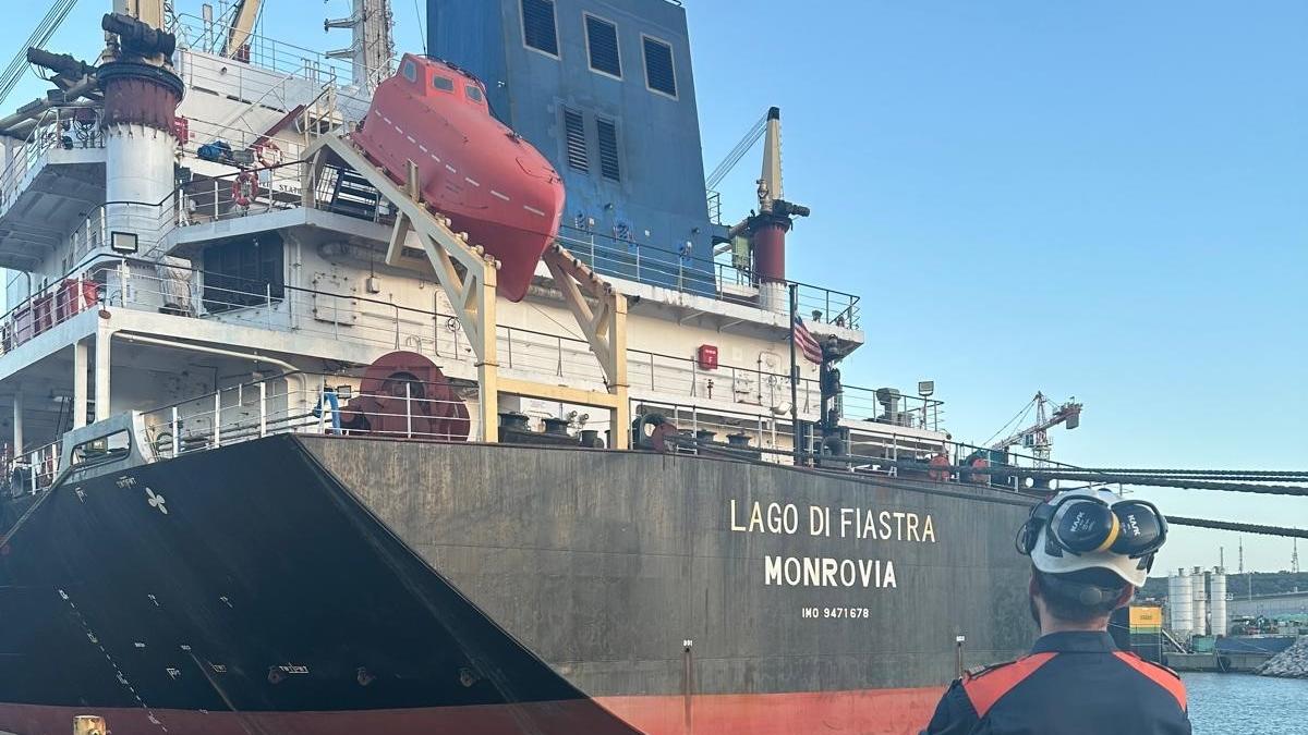 Gravi irregolarità, la Guardia costiera ferma la nave da carico