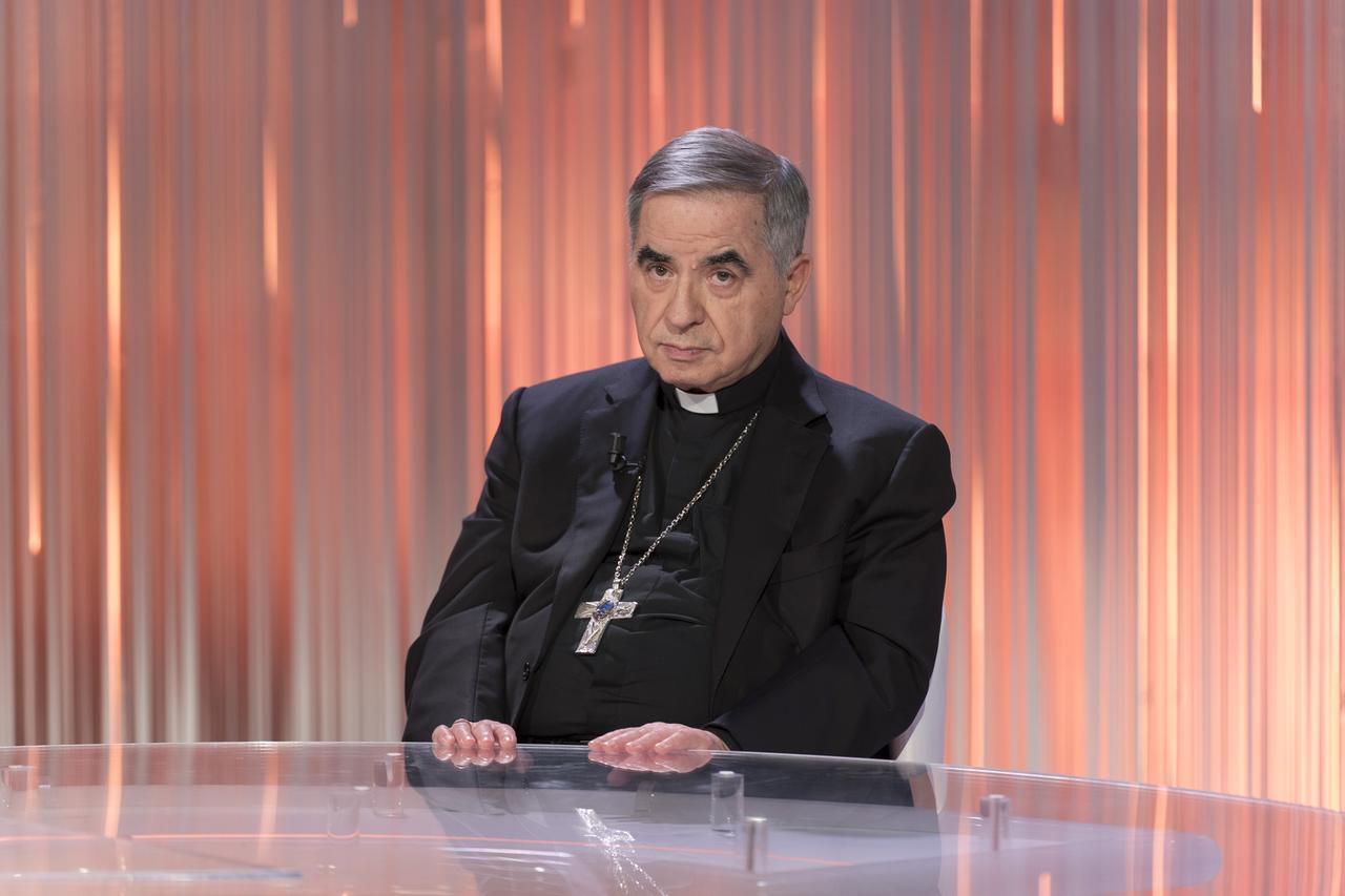 Caso Becciu, la soluzione nelle lettere firmate dal Papa