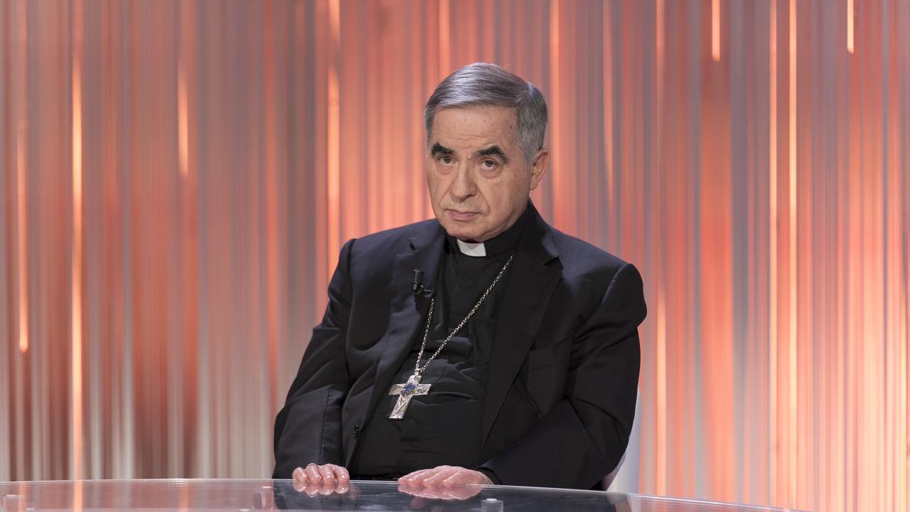 Caso Becciu, la soluzione nelle lettere firmate dal Papa