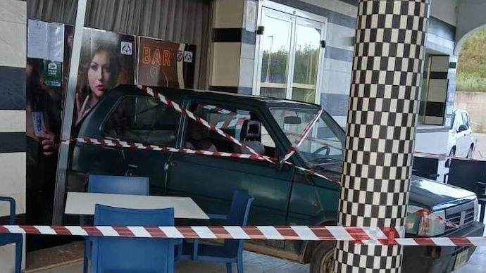 Sfondano la vetrina del bar con l’auto rubata e portano via il cambia monete