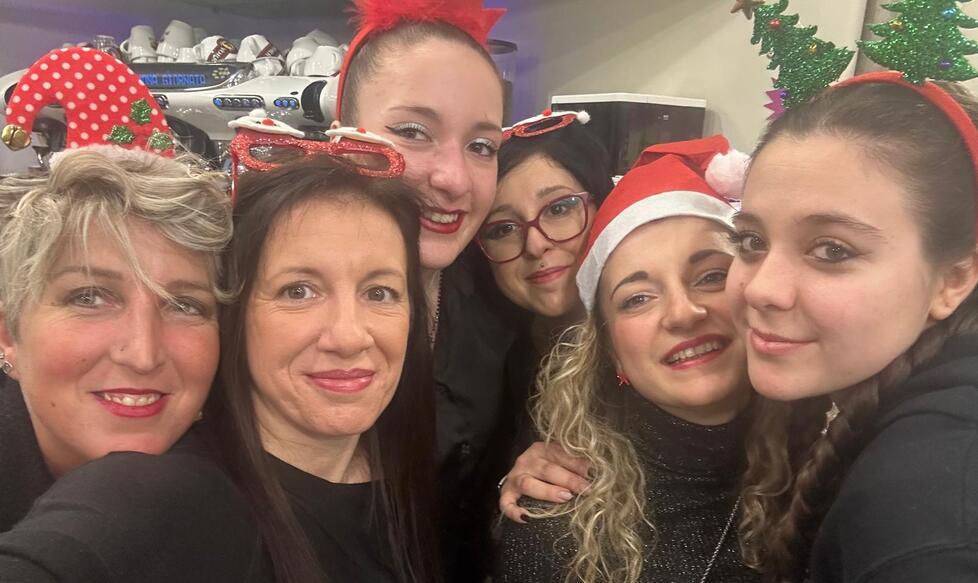 Il bar Karisma compie 18 anni: «Ampliamo e assumiamo». Tutti invitati alla festa