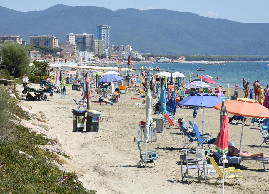 Follonica, è crisi del turismo: trasporti, servizi e famiglie impoverite dietro al grande calo di presenze
