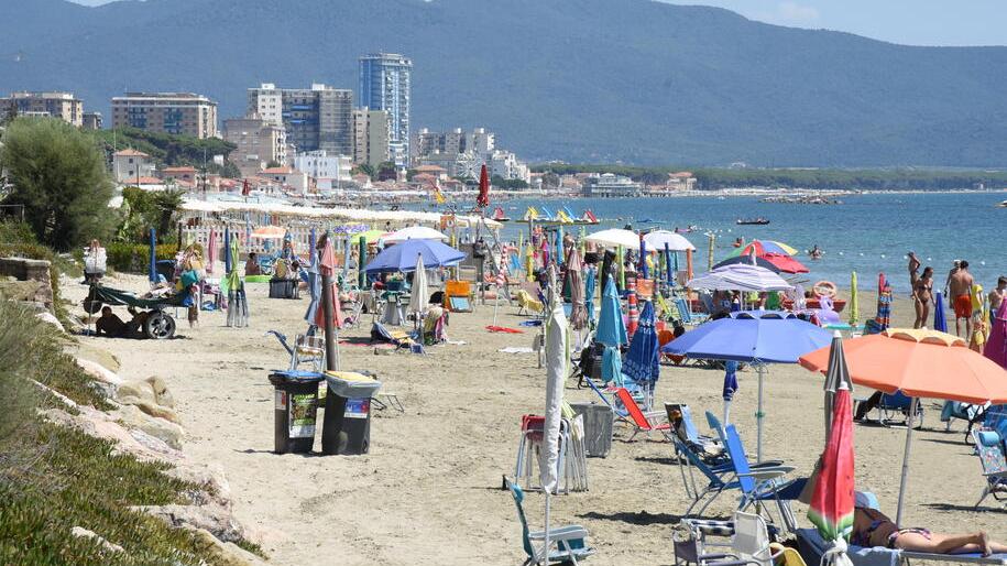 Follonica, è crisi del turismo: trasporti, servizi e famiglie impoverite dietro al grande calo di presenze