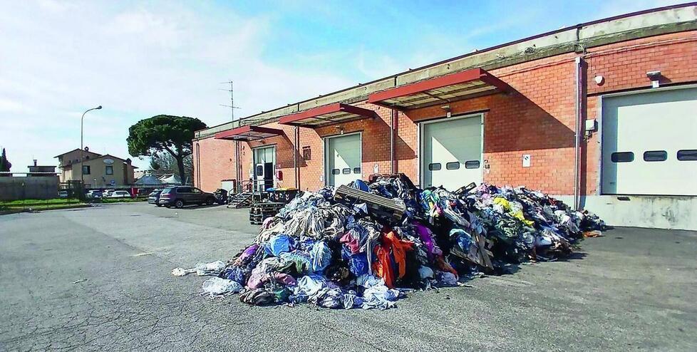 Prato, guerra della logistica: c’è una pista che porta a un furgone bianco